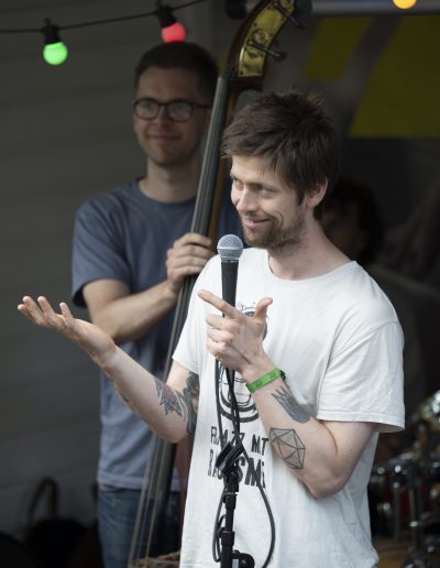 Karl introduserer Julian Haugland Commitment Band, TerrasseJazz 2024 (foto: Birgit Fostervold)